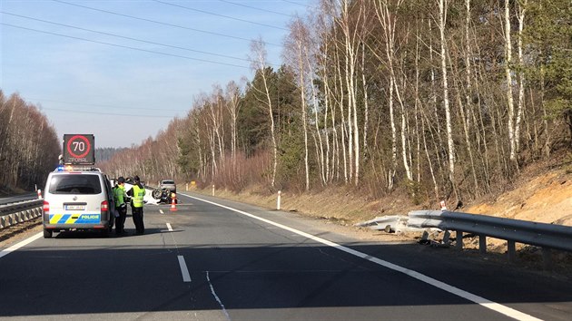 Na dlnici D6 u Novho Straec se pevrtilo auto na stechu. (22.3.2019)