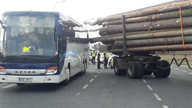 Nkladn vozidlo pevejc dlouh kldy u Beneova zboku narazilo do kolnho autobusu (25.3.2019)