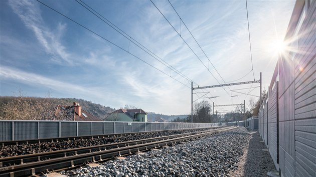 Sklopn protihlukov clona m premiru na eleznin trati mezi Prahou a Kralupy nad Vltavou.