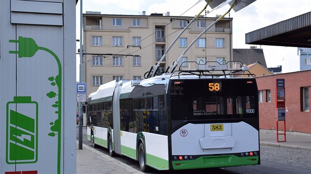 Prask dopravn podnik testuje nov kloubov trolejbus KODA 27Tr.
