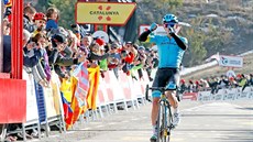 Miguel Ángel López slaví triumf ve čtvrté etapě závodu Kolem Katalánska. Miguel Ángel López slaví triumf ve čtvrté etapě závodu Kolem Katalánska.