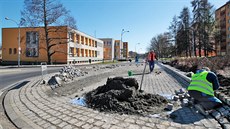 Stavební úpravou prochází kruhový objezd na křižovatce ulic Husova a Hlavní v... Stavební úpravou prochází kruhový objezd na křižovatce ulic Husova a Hlavní v...