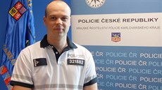 Dopravní policista Vojtěch Moucha zachránil muže, který chtěl skočit z mostu. Dopravní policista Vojtěch Moucha zachránil muže, který chtěl skočit z mostu.