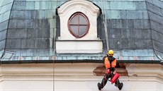 Lezec z havarijní služby Strix při inspekci a sanaci římsy zámecké věže... Lezec z havarijní služby Strix při inspekci a sanaci římsy zámecké věže...