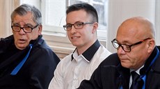 Lukáš Nečesaný a jeho obhájce Oldřich Chudoba (vlevo) po vynesení rozsudku,... Lukáš Nečesaný a jeho obhájce Oldřich Chudoba (vlevo) po vynesení rozsudku,...