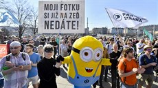 Desítky lidí se v Praze připojily k mezinárodnímu protestu proti chystané... Desítky lidí se v Praze připojily k mezinárodnímu protestu proti chystané...