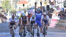 Francouzský cyklista Julian Alaphilippe slaví vítězství na klasikářském... Francouzský cyklista Julian Alaphilippe slaví vítězství na klasikářském...