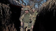Ukrajintí vojáci se na východ Ukrajiny pohybují v zákopech. (24. února 2019)