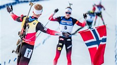 BRATRSKÁ RADOST. Norský biatlonista Johannes Thingnes Bö (zády), vítěz... BRATRSKÁ RADOST. Norský biatlonista Johannes Thingnes Bö (zády), vítěz...