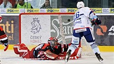 Martin Zaovi z Komety Brno (v bílém) pekonává brankáe Hradce králové...