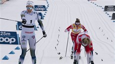 Švédská běžkyně na lyžích Stina Nilssonová (vlevo) vítězí v závodě na 10 km v... Švédská běžkyně na lyžích Stina Nilssonová (vlevo) vítězí v závodě na 10 km v...