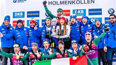 Italský tým se raduje z velkého křišťálového glóbu Dorothey Wiererové. Italský tým se raduje z velkého křišťálového glóbu Dorothey Wiererové.