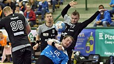 Jakub Šindelář z Plzně (v modrém) vysílá střelu na branku Lovosic. Jakub Šindelář z Plzně (v modrém) vysílá střelu na branku Lovosic.