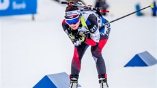 eská biatlonistka Veronika Vítková pijídí na stelnici v závod s hromadným...