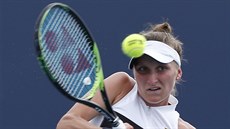 eská tenistka Markéta Vondrouová hraje bekhend na turnaji v Miami.