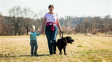 Marie Fialová z Homolí na Českobudějovicku venčí na poli mezi Homolemi a... Marie Fialová z Homolí na Českobudějovicku venčí na poli mezi Homolemi a...