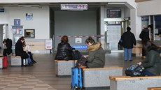 Někteří cestující se ještě na začátku týdne na nádraží špatně orientovali. K... Někteří cestující se ještě na začátku týdne na nádraží špatně orientovali. K...