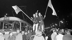 Oslavy vítězství nad Sověty. Na Václavské náměstí přišlo podle odhadů policie... Oslavy vítězství nad Sověty. Na Václavské náměstí přišlo podle odhadů policie...