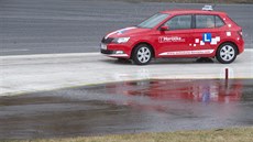 Žáci si na okruhu v Sosnové vyzkoušeli třeba výhybný manévr na kluzné ploše,... Žáci si na okruhu v Sosnové vyzkoušeli třeba výhybný manévr na kluzné ploše,...