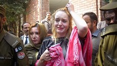 Češka Tereza Hlůšková krátce poté, co jí pákistánský soud poslal na 8 let a 8... Češka Tereza Hlůšková krátce poté, co jí pákistánský soud poslal na 8 let a 8...