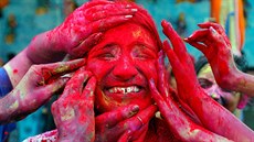 BARVY. Indové v Kalkatě slavili hinduistický svátek Hólí, během kterého na sebe... BARVY. Indové v Kalkatě slavili hinduistický svátek Hólí, během kterého na sebe...