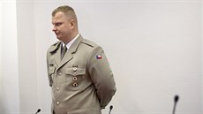 Desátník Erik Eštu před začátkem jednání pardubického krajského soudu. (26.... Desátník Erik Eštu před začátkem jednání pardubického krajského soudu. (26....