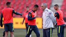 Kouč Tite na tréninku brazilského týmu v pražském Edenu před utkáním proti... Kouč Tite na tréninku brazilského týmu v pražském Edenu před utkáním proti...