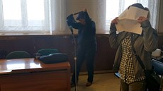 Žena obžalovaná z toho, že svého druha bodla nožem do zad, v soudní síni... Žena obžalovaná z toho, že svého druha bodla nožem do zad, v soudní síni...