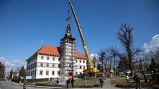 A je tam. Unikátní zámek ve Staré Vsi nad Ondřejnicí má po 74 letech novou báň. A je tam. Unikátní zámek ve Staré Vsi nad Ondřejnicí má po 74 letech novou báň.