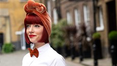 Populární britská historička móda Amber Butchartová pomáhá kriminalistům při... Populární britská historička móda Amber Butchartová pomáhá kriminalistům při...