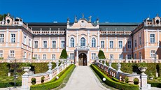 Jestli budete mít cestu do Litomyle, tak si rozhodn udlejte zastávku na zámku Nové Hrady, který se také nachází v Pardubickém kraji. Budovu obklopuje areál, kterému se pezdívá eské Versailles nebo Malý Schönbrunn.