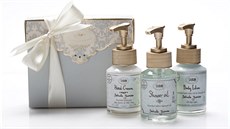 Koncentrované potení s vní jasmínu se ukrývá v roztomilých cestovních lahvikách. Kosmetika Sabon z Mrtvého moe pohladí tlo i dui.?Travel kit Delicate Jasmine Sabon, 720 K, www.sabon.cz