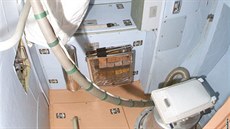 Snímek toalety na ISS z roku 2008