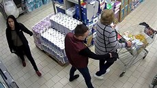 Policisté pátrají po kapsářích, kteří kradli peněženky v hodonínském nákupním... Policisté pátrají po kapsářích, kteří kradli peněženky v hodonínském nákupním...