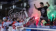 Před dvěma lety takto pardubičtí hráči spolu s fanoušky slavili záchranu v... Před dvěma lety takto pardubičtí hráči spolu s fanoušky slavili záchranu v...