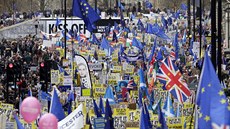 Odprci brexitu pochodovali Londýnem za poadavek druhého referenda o lenství...