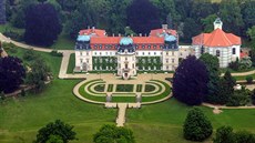 Zámek Lány. Veřejnosti je přístupný jen kostel a v sezoně zámecký park. Zámek Lány. Veřejnosti je přístupný jen kostel a v sezoně zámecký park.