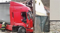 Kamion v Lažánkách na Blanensku narazil do rodinného domu. Kamion v Lažánkách na Blanensku narazil do rodinného domu.