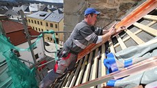 Dělníci pracovali na opravě střechy kostela sv. Jakuba i přes zimu. Všechny... Dělníci pracovali na opravě střechy kostela sv. Jakuba i přes zimu. Všechny...