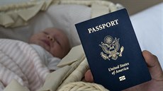 Otec měsíční holčičky Evy ukazuje pas. (24. března 2019) Otec měsíční holčičky Evy ukazuje pas. (24. března 2019)