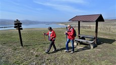 V loňském roce přibyla u cest kolem jezera řada odpočívadel a přístřešků, někde... V loňském roce přibyla u cest kolem jezera řada odpočívadel a přístřešků, někde...