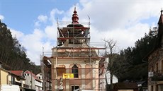Kostel svatého Jana Nepomuckého v Hřensku dostává novou střechu. Kostel svatého Jana Nepomuckého v Hřensku dostává novou střechu.