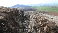 Hořenec, kopec Číčov, chráněná krajinná oblast. Na jeho vrcholu někdo poničil... Hořenec, kopec Číčov, chráněná krajinná oblast. Na jeho vrcholu někdo poničil...