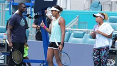 Sestry Naomi (vlevo) a Mari Ósakaovy při tréninku v Miami. Sestry Naomi (vlevo) a Mari Ósakaovy při tréninku v Miami.
