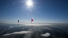 Momentka z unikátního maratonu přes zamrzlý Bajkal. Momentka z unikátního maratonu přes zamrzlý Bajkal.