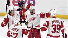 Dylan Larkin (uprosted) slaví gól Detroitu, s ním se radují i Tyler Bertuzzi...