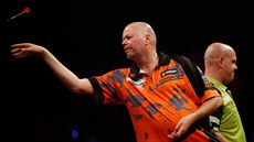 Raymond van Barneveld v utkání proti Michaelu van Gerwenovi na turnaji Premier... Raymond van Barneveld v utkání proti Michaelu van Gerwenovi na turnaji Premier...