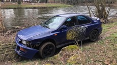 Opuštěné auto na břehu Ohře. Řidič na útěku se vrhnul do vln řeky. Opuštěné auto na břehu Ohře. Řidič na útěku se vrhnul do vln řeky.
