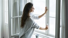 Netěsnosti spár mezi ostěním a oknem se u starších dřevěných oken „starají“ o... Netěsnosti spár mezi ostěním a oknem se u starších dřevěných oken „starají“ o...
