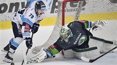 Liberecký útočník Libor Hudáček před boleslavským brankářem Gašperem Krošeljem. Liberecký útočník Libor Hudáček před boleslavským brankářem Gašperem Krošeljem.